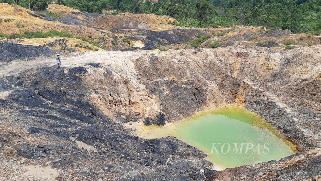Lubang bekas tambang batubara tampak di dalam areal konservasi Taman Hutan Raya Bukit Soeharto, Kutai Kartanegara, Kalimantan Timur, Jumat (23/11/2018). Banyaknya lubang bekas tambang yang dibiarkan di areal konservasi seluas 67 ribu hektar itu diduga dari aktivitas tambang batubara ilegal.