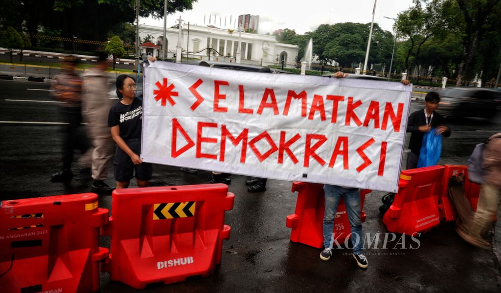 Spanduk bertuliskan "Selamatkan Demokrasi" dibentangkan sejumlah aktivis, akademisi, mahasiswa, dan elemen masyarakat sipil lainnya saat Aksi Kamisan ke-805 di seberang Istana Merdeka, Jakarta, Kamis (15/2/2024). 