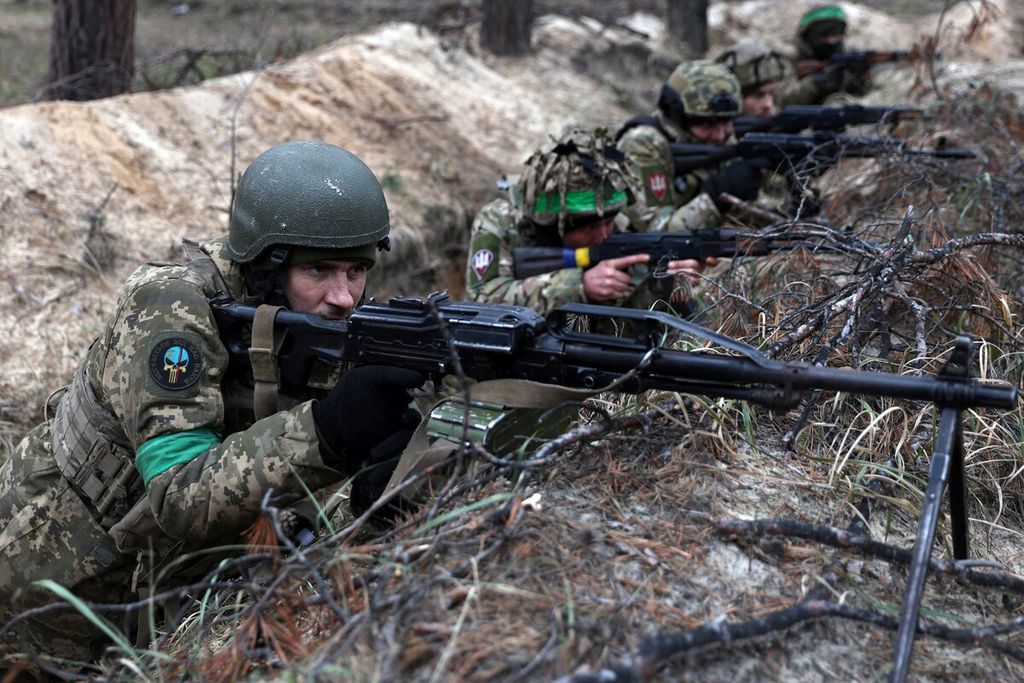 Tentara Ukraina di palagan timur pada Sabtu (21/1/2023). Amerika Serikat mendesak Ukraina mengalihkan fokus dari palagan timur ke palagan selatan.