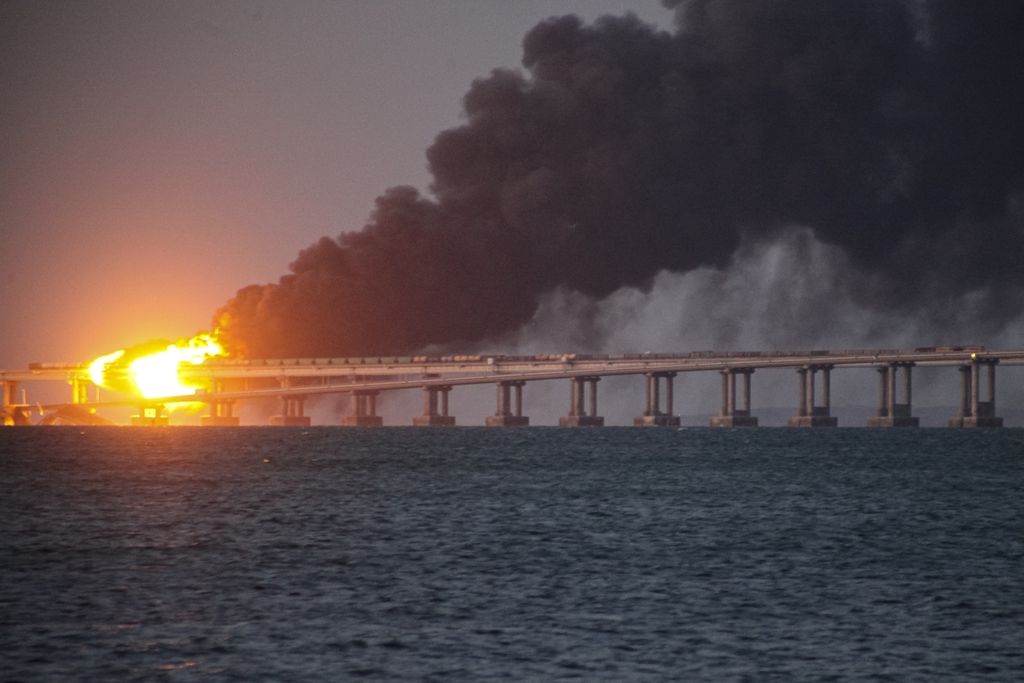 Arsip foto menunjukkan asap membubung dari Jembatan Crimea yang terbakar setelah terjadi ledakan pada 8 Oktober 2022. Rusia menyebut serangan itu didalangi pasukan Ukraina. 