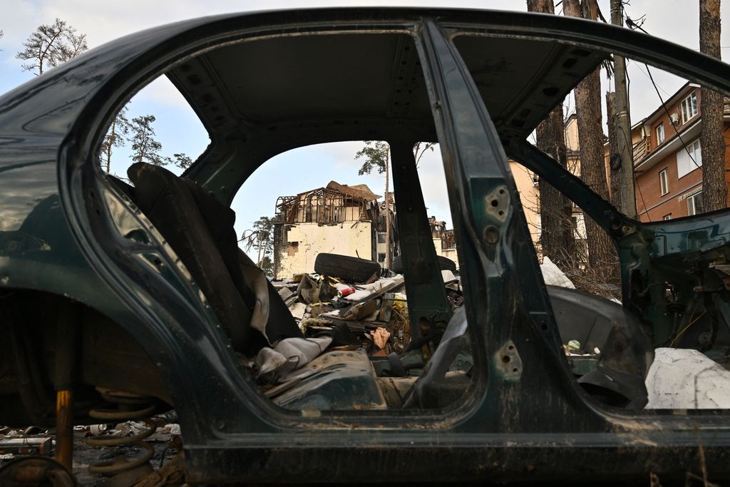 Bangunan dan mobil rusak berat akibat terkena serangan bom, di Irpin, Kyiv, Ukraina, 23 Desember 2022. 