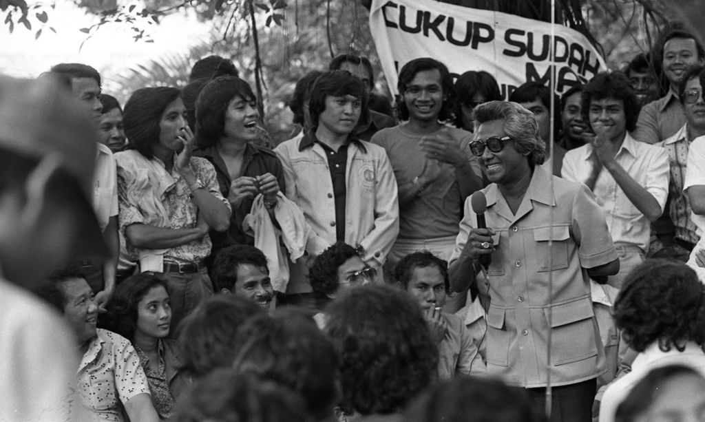 Adnan Buyung Nasution memberikan sambutan pada acara di taman Fakultas Ekonomi UI, sebelum mahasiswa dilepas Rektor UI menuju pemakaman umum Tanah Kusir guna berunjuk rasa.