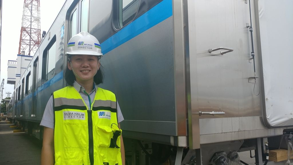 Direktur Konstruksi PT Mass Rapid Transit (MRT) Jakarta Silvia Halim dengan latar kereta MRT yang sudah tiba di Pelabuhan Tanjung Priok pada awal April 2018