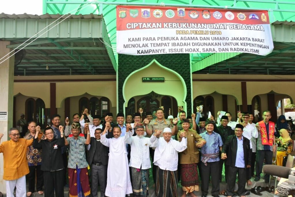 Polres Metro Jakarta Barat dan Forum Kerukunan Umat Beragama (FKUB) memasang 1.183 spanduk berisi imbauan menjaga kerukunan beragama menjelang pemilu, Jumat (11/1/2019).