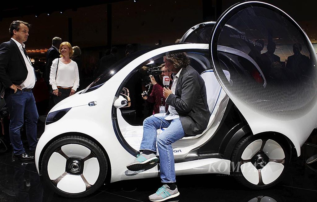 Ajang pameran mobil sedunia, Frankfurt Motor Show 2017, di Jerman diwarnai kehadiran aneka mobil listrik yang bisa saling terhubung, terintegrasi dengan internet, dan swakemudi. Salah satunya adalah Smart Vision EQ Fortwo, produksi Daimler AG. 