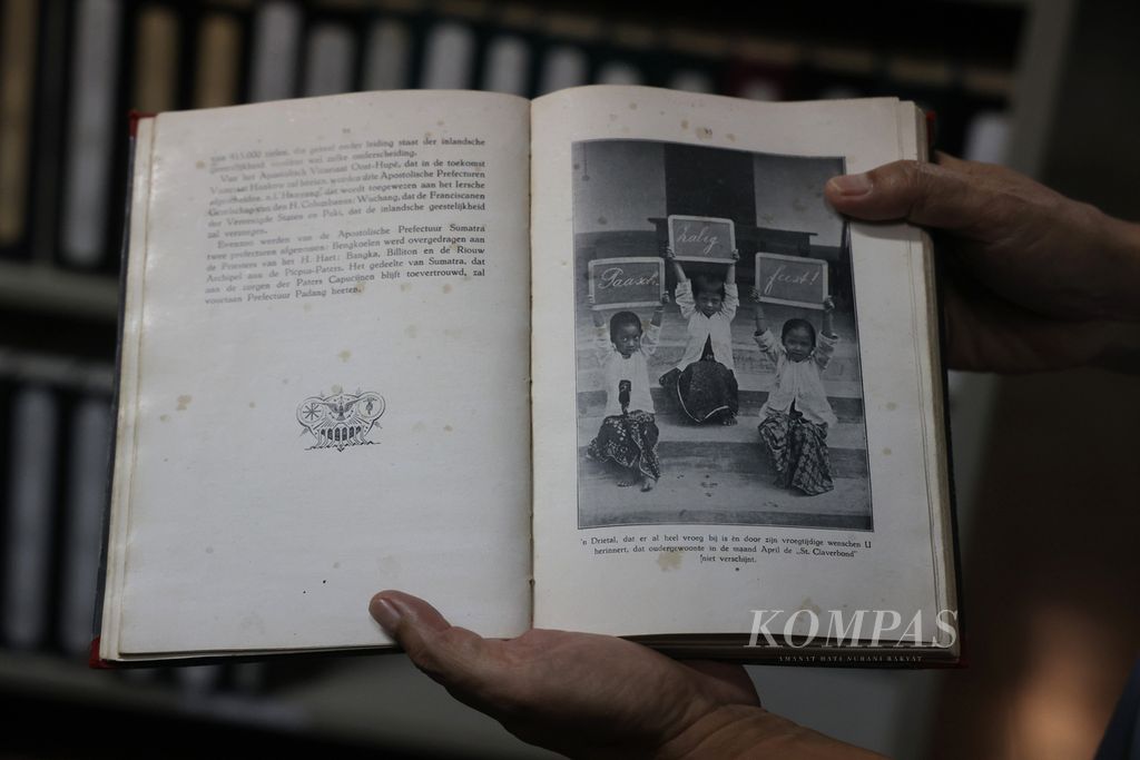 Pustakawan mencari buku yang dibuat sekitar abad ke-19 di perpustakaan Kolese Santo Ignatius (Kolsani), Kotabaru, Yogyakarta, Selasa (25/7/2023). Perpustakaan tersebut memiliki koleksi sebanyak 161.890 eksemplar yang sebagian telah berusia lebih dari seabad. 