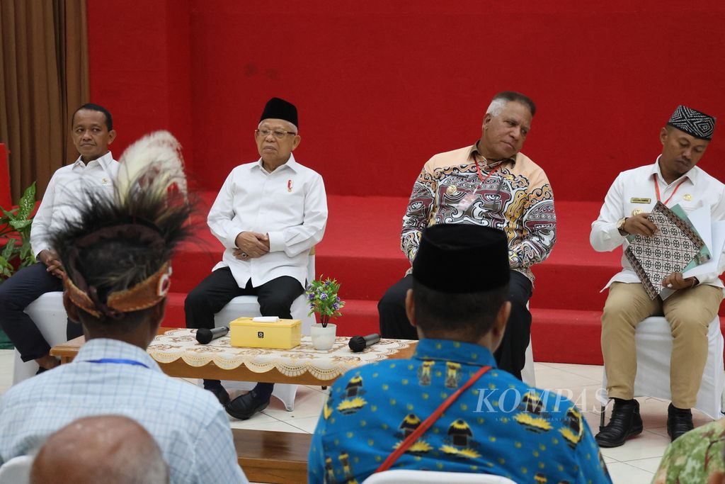 Wakil Presiden Ma'ruf Amin berdialog dengan para tokoh adat, tokoh masyarakat, dan tokoh agama di Kabupaten Fakfak, Provinsi Papua Barat, Jumat (14/7/2023). 