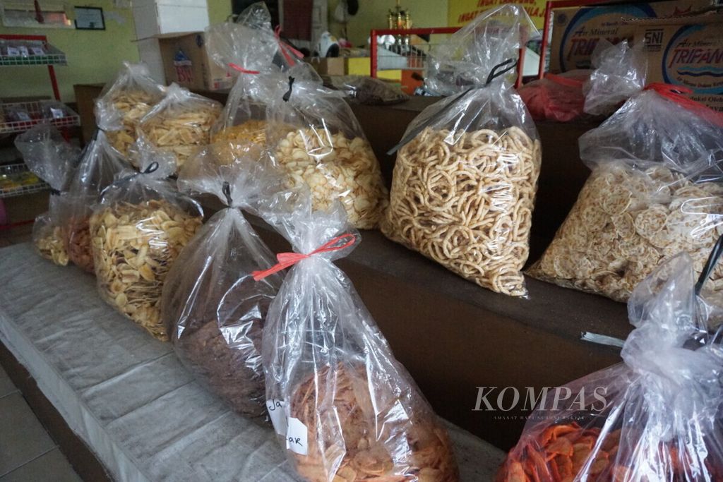 Aneka keripik pisang yang dijual pedagang oleh-oleh di Bandar Lampung.