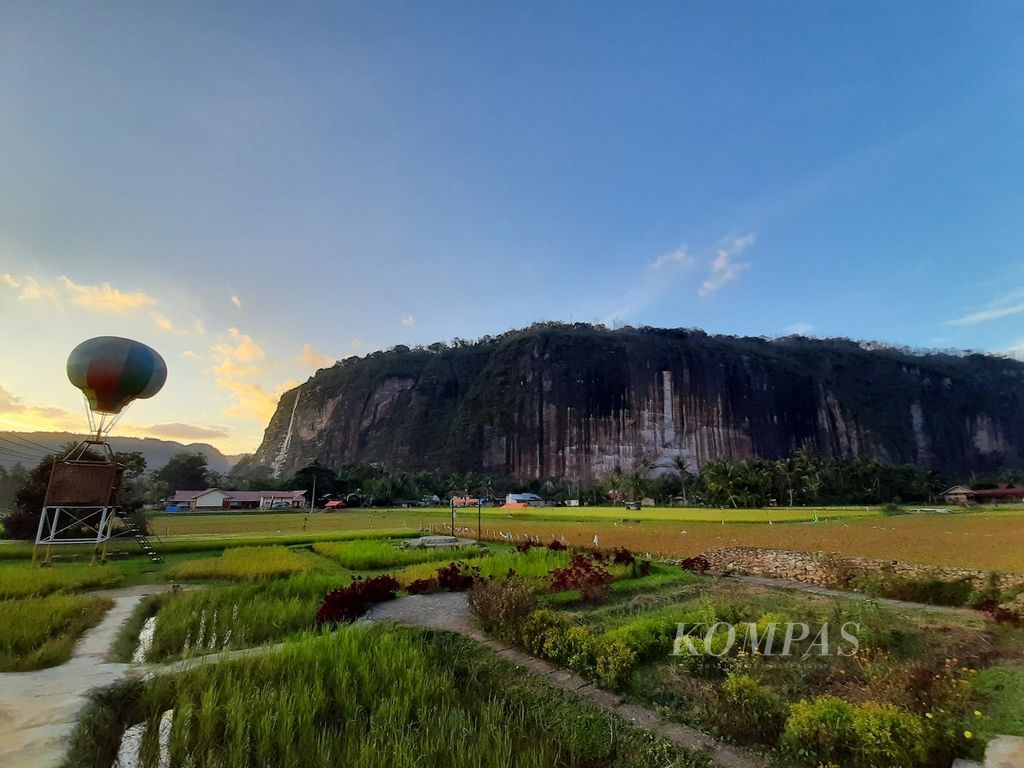Pemandangan obyek wisata Lembah Harau di Limapuluh Kota, Sumatera Barat, Sabtu (4/1/2020) sore.