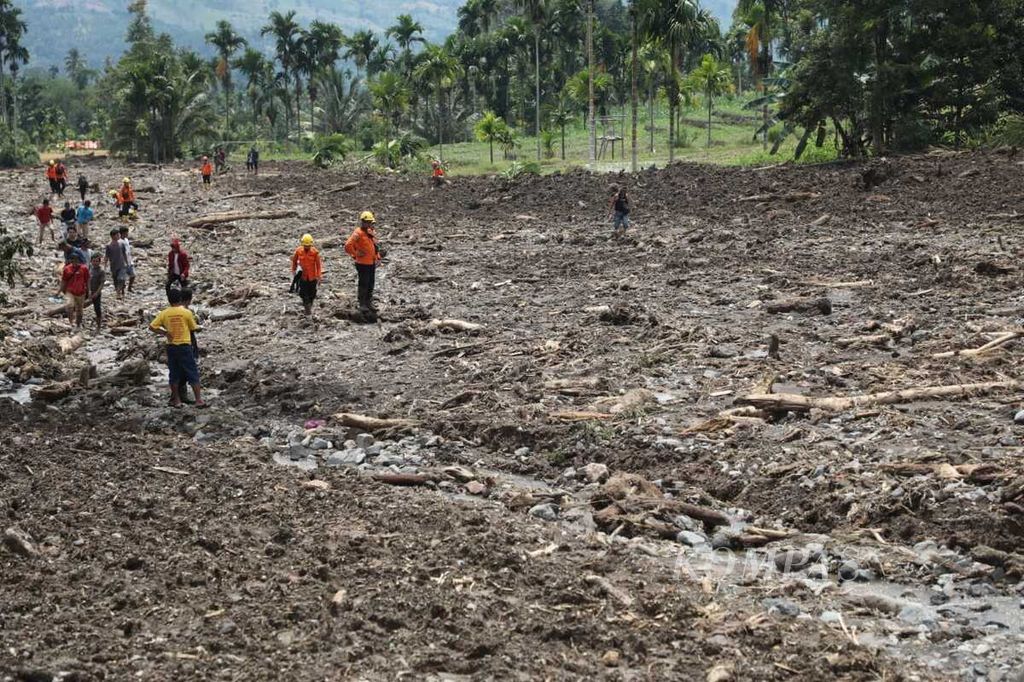 Tim gabungan bersama warga mencari lima warga yang hilang akibat longsor di Nagari Malampah, Kecamatan Tigo Nagari, Kabupaten Pasaman, Sumatera Barat, Minggu (27/2/2022). Longsor itu terjadi setelah gempa bermagnitudo 6,1 mengguncang Pasaman dan sekitarnya pada 25 Februari lalu.