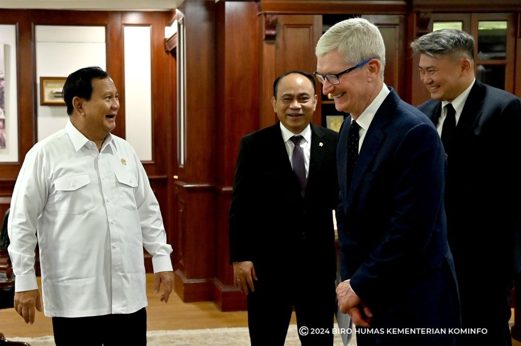 CEO Apple Tim Cook menemui Menteri Pertahanan Prabowo Subianto di kantor Kementerian Pertahanan di Jakarta, Rabu (17/4/2024).