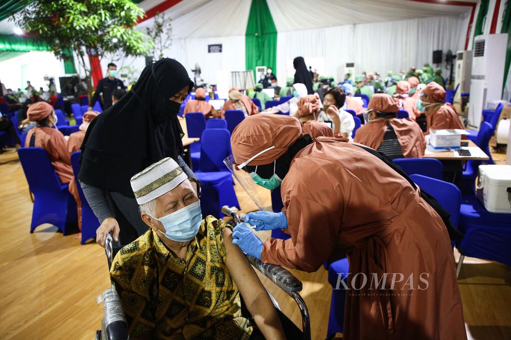 Petugas vaksinator memberikan suntikan Covid-19 kepada seorang lansia dalam vaksinasi massal bagi lansia di Balai Besar Pelatihan Kesehatan di Jakarta, Rabu (24/3/2021). Animo lansia yang mengikuti vaksinasi massal Covid-19 cukup tinggi. Vaksinasi massal digelar serentak di sejumlah lokasi, seperti puskesmas hingga tempat-tempat yang disulap menjadi lokasi vaksinasi massal. 