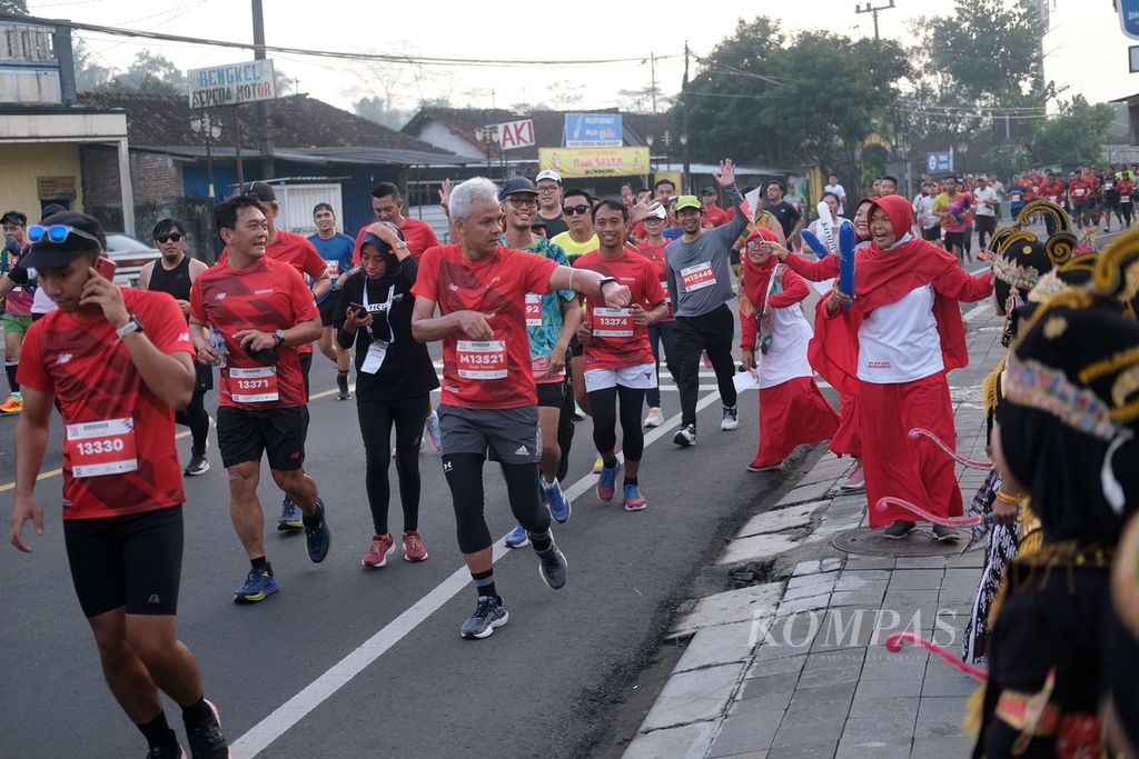Gubernur Jawa Tengah Ganjar Pranowo ikut lari dalam Borobudur Marathon 2022 Powered by Bank Jateng kategori Tilik Candi di Magelang, Jawa Tengah, Minggu (12/11/2022). Sebanyak 4.552 pelari mengikuti lomba lari dengan jarak 21,097 kilometer atau separuh maraton.