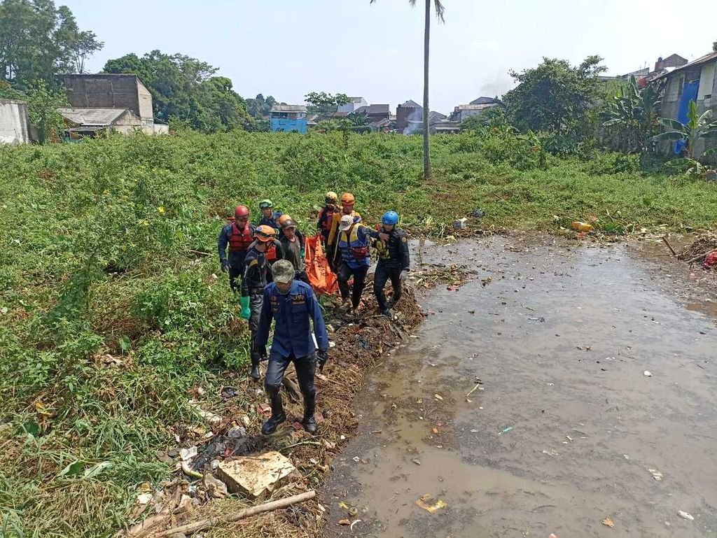 Tim gabungan pencari dan penyelamat menemukan jasad korban yang terseret arus deras aliran gorong-gorong di Pancaron Mas, Cipayung, Kota Depok, Rabu (26/4/2023).