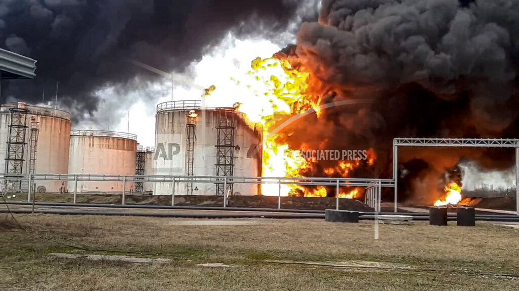 Depo minyak di Belgorod, Rusia terbakar pada Jumat (1/4/2022). Kebakaran diduga dipicu serangan tentara Ukraina. 