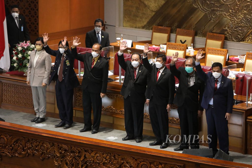 Sebanyak tujuh calon hakim agung dikenalkan kepada anggota DPR yang hadir dalam Rapat Paripurna DPR di Kompleks Gedung Parlemen, Senayan, Jakarta, Selasa (21/9/2021). 