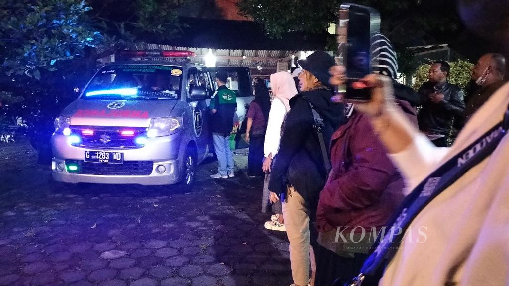 Sejumlah penggemar Koes Plus mengantarkan jenazah Nomo Koeswoyo yang dibawa ambulans untuk dimakamkan di Jakarta, Kamis (16/3/2023) pukul 00.45.