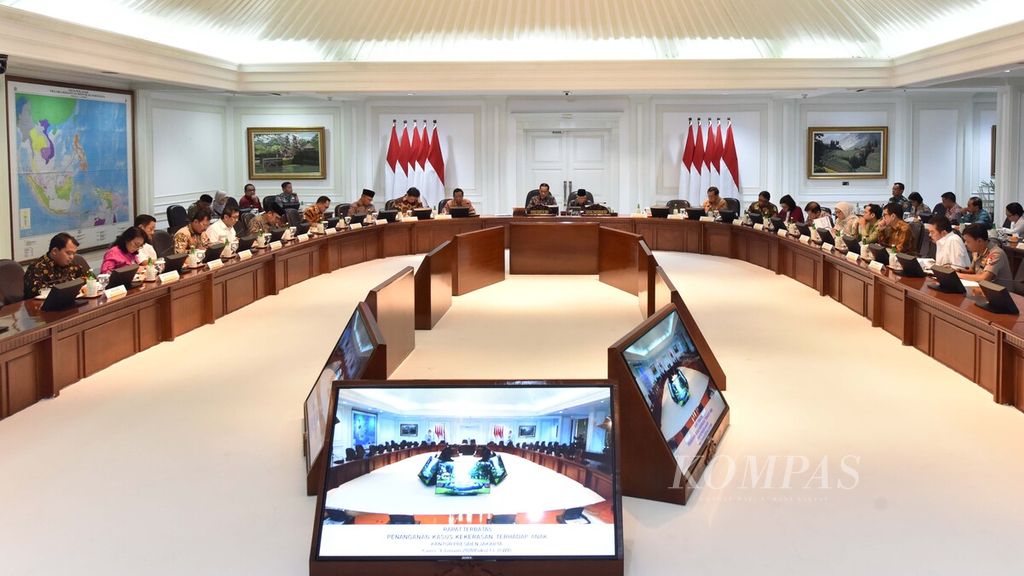 Para menteri dan kepala lembaga mengikuti rapat terbatas bersama Presiden Joko Widodo dan Wakil Presiden Maruf Amin untuk membahas penanganan kasus kekerasan terhadap anak di Kantor Presiden, kompleks Istana Kepresidenan Jakarta, 9 Januari 2020. 