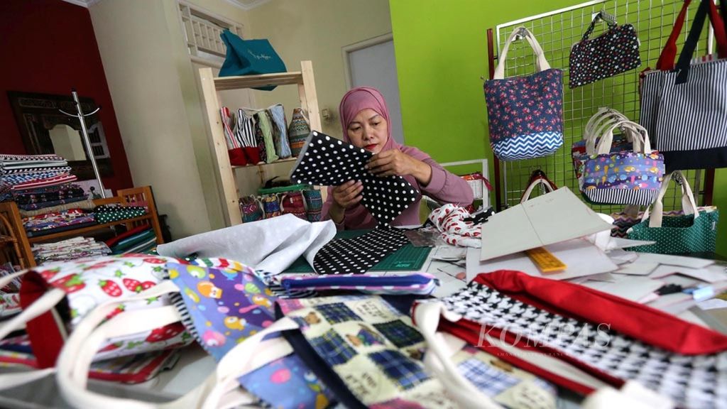 Ernawati menyelesaikan pemotongan pola tas berbahan kanvas di industri kecil tas kawasan Pondok Pucung, Tangerang Selatan, Banten, Senin (27/4/2015). Usaha menengah dan kecil yang didukung modal ventura bisa berkembang hingga mandiri. 