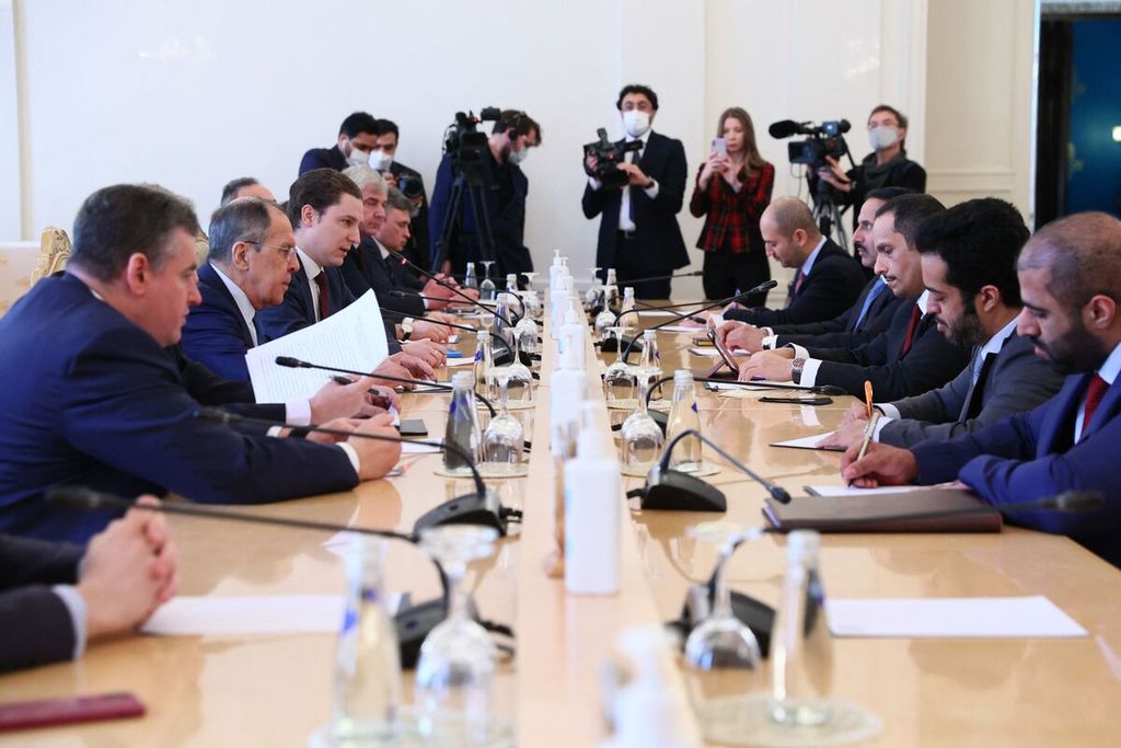 Delegasi Qatar yang dipimpin Wakil Perdana Menteri dan Menteri Luar Negeri Sheikh Mohammed bin Abdulrahman al-Thani (ketiga dari kanan) bertemu dengan delegasi Rusia yang dipimpin Menlu Rusia Sergey Lavrov (kedua dari kiri) di Moskwa, Rusia, Senin (14/3/2022). 