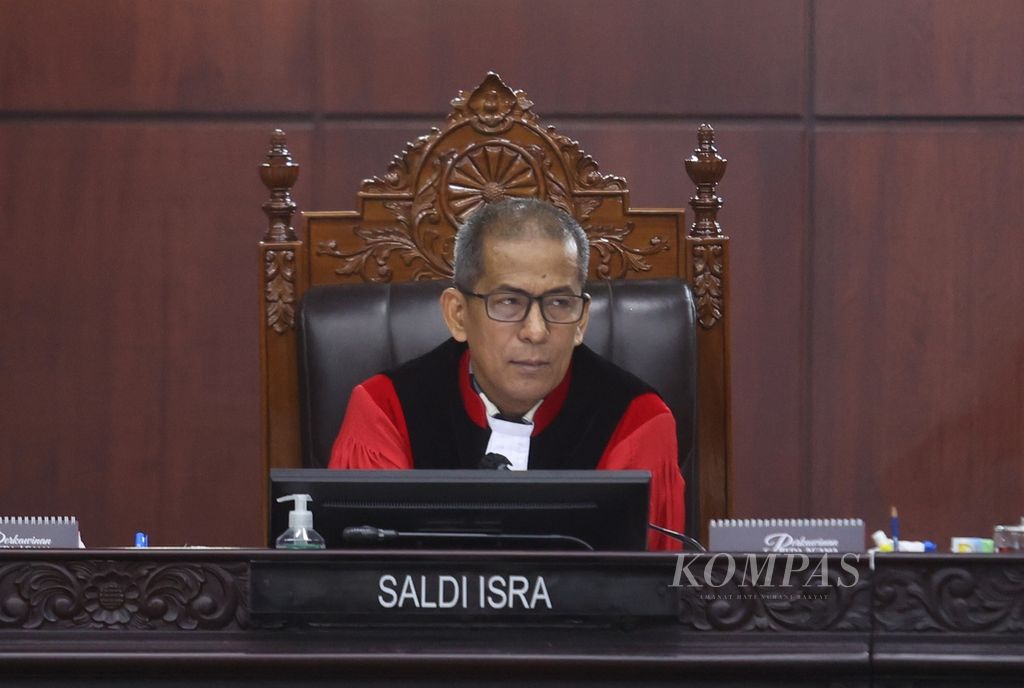 Hakim Konstitusi Saldi Isra mengikuti sidang pembacaan putusan perselisihan hasil pemilihan umum Pilpres 2024 oleh hakim konstitusi di Mahkamah Konstitusi, Jakarta, Senin (22/4/2024). 