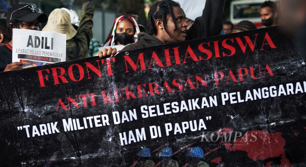Mahasiswa yang tergabung dalam Front Mahasiswa Anti Kekerasan Papua membentangkan spanduk ketika menggelar aksi di Kantor Komisi Nasional Hak Asasi Manusia (Komnas HAM), Jakarta, Jumat (3/3/2023). 