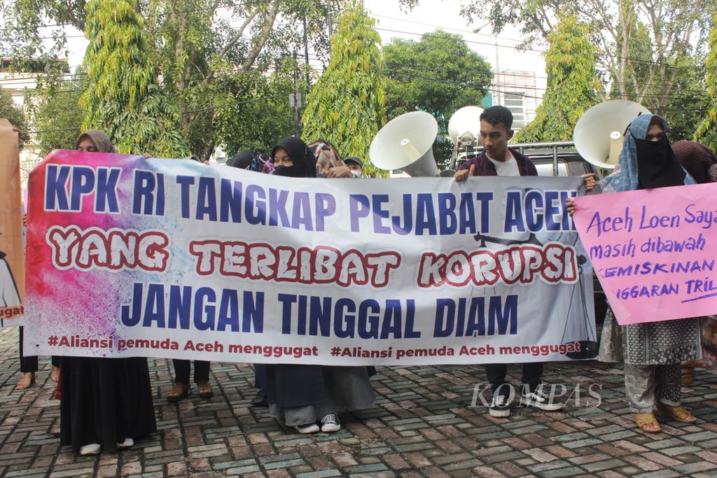 Massa dari Aliansi Pemuda Aceh Menggugat (APAM) mendesak Komisi Pemberantasan Korupsi (KPK) untuk mengusut tuntas semua kasus dugaan korupsi di Aceh, Selasa (8/2/2022), di Banda Aceh. Sebelumnya pada Juni dan Oktober 2021 KPK telah memeriksa sejumlah pejabat Aceh terkait kasus pengadaan kapal aceh hebat dan proyek tahun jamak.