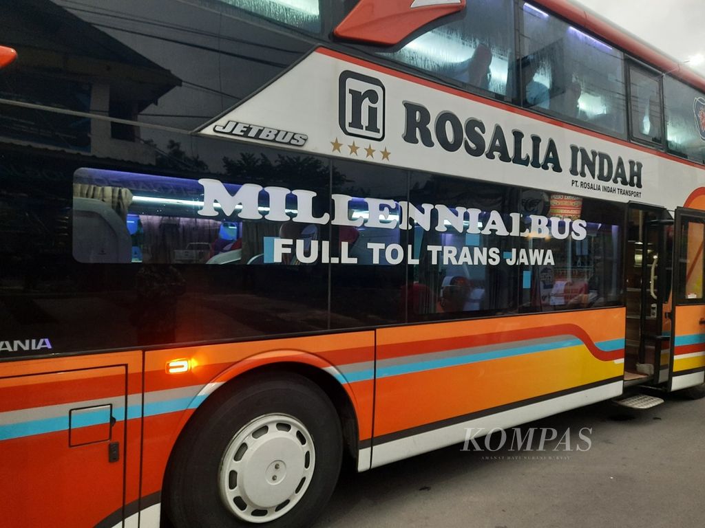 Tampilan luar &quot;sleeper bus&quot; dari Perusahaan Otobus (PO) Rosalia Indah saat menurunkan penumpang di Jombor, Yogyakarta, Senin (1/4/2024). Beragam PO bus berkompetisi memanjakan penumpang dengan fasilitas-fasilitas baru. Kompas/Yosepha Debrina R Pusparisa 1/4/2024