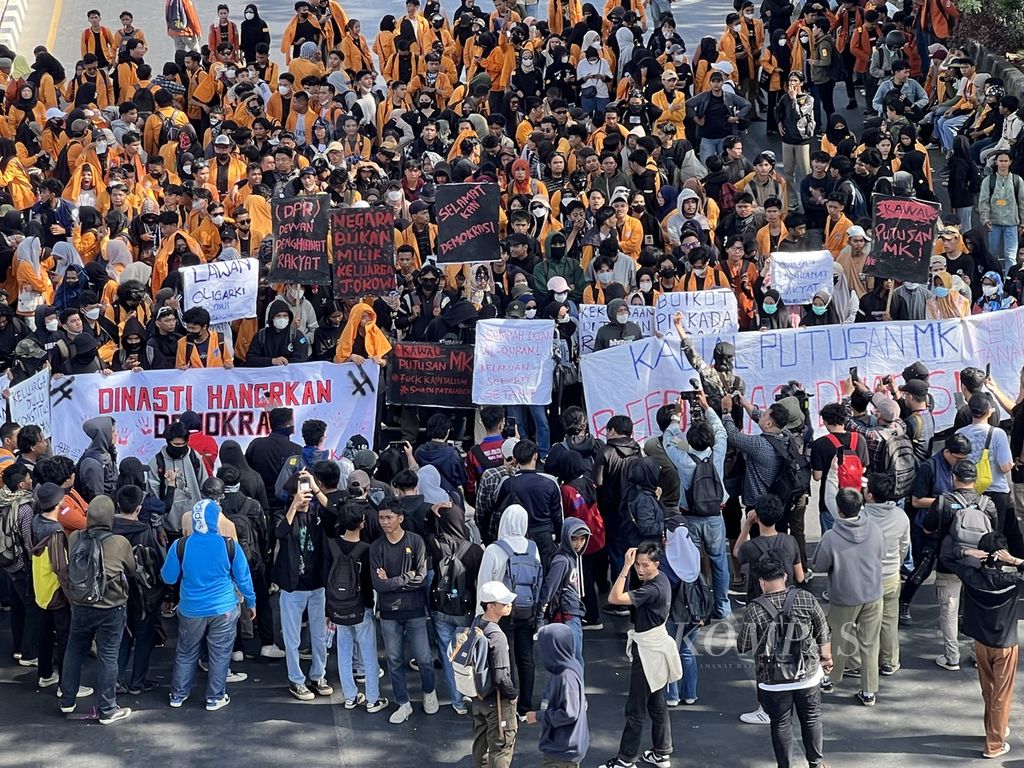 Ratusan mahasiswa Universitas Negeri Makassar turun ke jalan, Kamis (22/8/2024) melakukan aksi mengawal putusan Mahkamah Konstitusi.