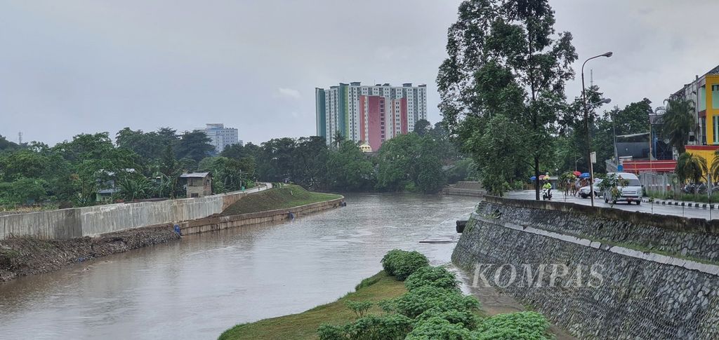 Sungai Ciliwung menjadi salah satu sungai yang kerap meluap dan mengakibatkan banjir di Jakarta. Karena itu, normalisasi Sungai Ciliwung dinilai menjadi salah satu solusi untuk mengurangi banjir. Foto diambil pada 21 Februari 2023.