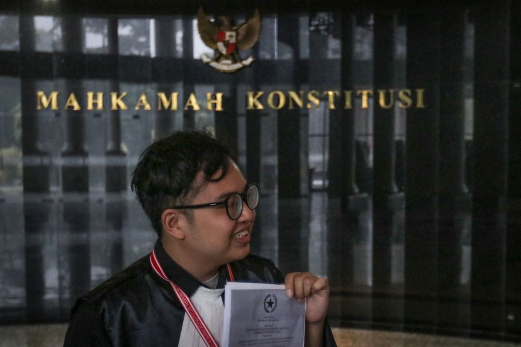 Zico Leonard Djagardo Simanjuntak menunjukkan salinan Keppres Nomor 114/P Tahun 2022 kepada wartawan di Gedung Mahkamah Konstitusi, Jakarta, Rabu (1/3/2023). Zico memberikan bukti baru terkait dugaan pengubahan substansi putusan MK berupa surat pemberhentian dengan hormat hakim konstitusi Aswanto yang tertuang dalam Keppres Nomor 114/P Tahun 2022. 