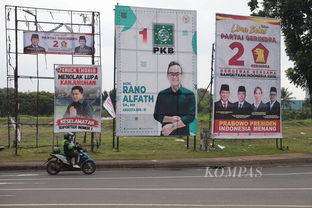 Satu tahun menjelang pemilu, para calon kontestan semakin intens menyosialisasikan diri kepada masyarakat melalui baliho, seperti terlihat di kawasan Lengkong Wetan, Serpong, Tangerang Selatan, Banten, Sabtu (4/2/2023). 