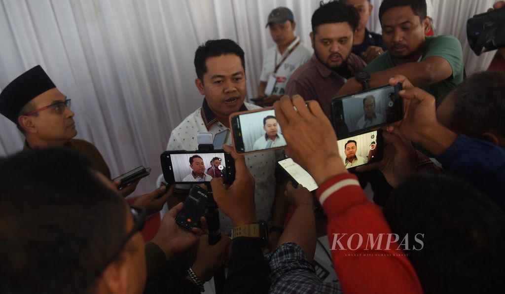 Ketua KPU Jawa Timur Aang Kunaifi menjawab pertanyaan wartawan seusai pengarahan media satu hari jelang pendaftaran pasangan calon gubernur dan wakil gubernur di Kantor KPU Provinsi Jawa Timur , Surabaya, Senin (26/8/2024). 