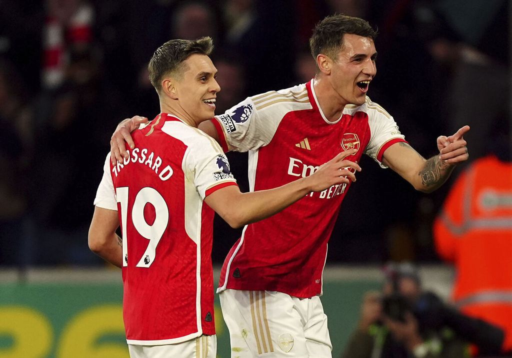 Penyerang Arsenal, Leandro Trossard (kiri), merayakan golnya ke gawang Wolverhampton Wanderers pada laga Liga Inggris di Stadion Molineux, Wolverhampton, Minggu (21/4/2024) dini hari WIB. 