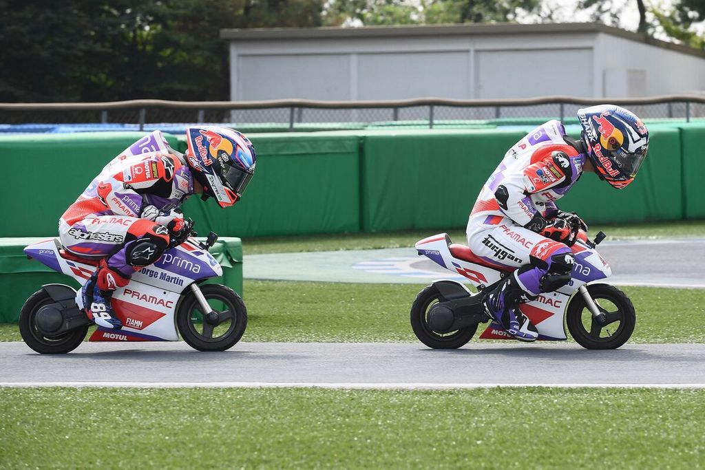 Pebalap Prima Pramac Racing Jorge Martin kiri) dan rekan setimnya Johann Zarco (kanan) berpastisipasi dalam acara balapan sepeda motor mini menjelang balapan MotoGP seri Jepang di Sirkuit Motegi, Prefektur Tochigi, Kamis (28/9/2023). 
