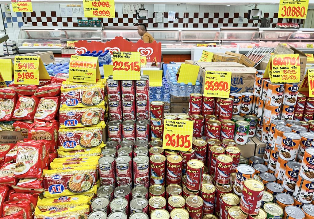 Instant noodle and canned sardines are filling the shelves in a retail supermarket in the Bintaro area of South Tangerang on Tuesday (14/3/2023). Sales of frozen and instant food products show an increasing trend due to their popularity.