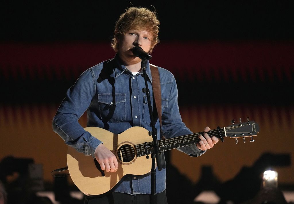 Ed Sheeran membawakan lagu ”Life Goes On” di acara 58 Annual Academy of Country Music Awards di Ford Center, Frisco, Texas, AS, Kamis (11/5/2023). 