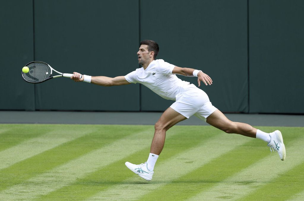 Petenis Serbia, Novak Djokovic, berlatih di lapangan All England Club, Wimbledon, Inggris, Kamis (29/6/2023), menjelang Grand Slam Wimbledon yang dimulai Senin (3/7/2023). Djokovic menjadi favorit juara Wimbledon tahun ini. 