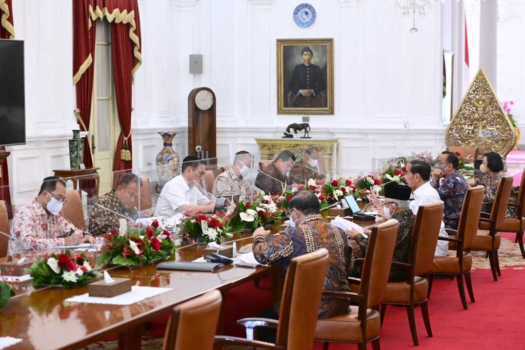 Presiden Joko Widodo dan Wakil Presiden Ma'ruf Amin memimpin rapat tertutup terkait pengembangan ekosistem kendaraan listrik di Istana Merdeka, Jumat (13/1/2023).