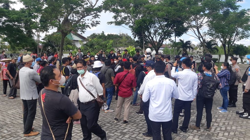 Ratusan warga Kinipan bersama mahasiswa datang ke Kota Palangkaraya dan melakukan aksi di depan kantor Pengadilan Tindak Pidana Korupsi Kota Palangkaraya, Kalteng, Senin (30/5/2022).
