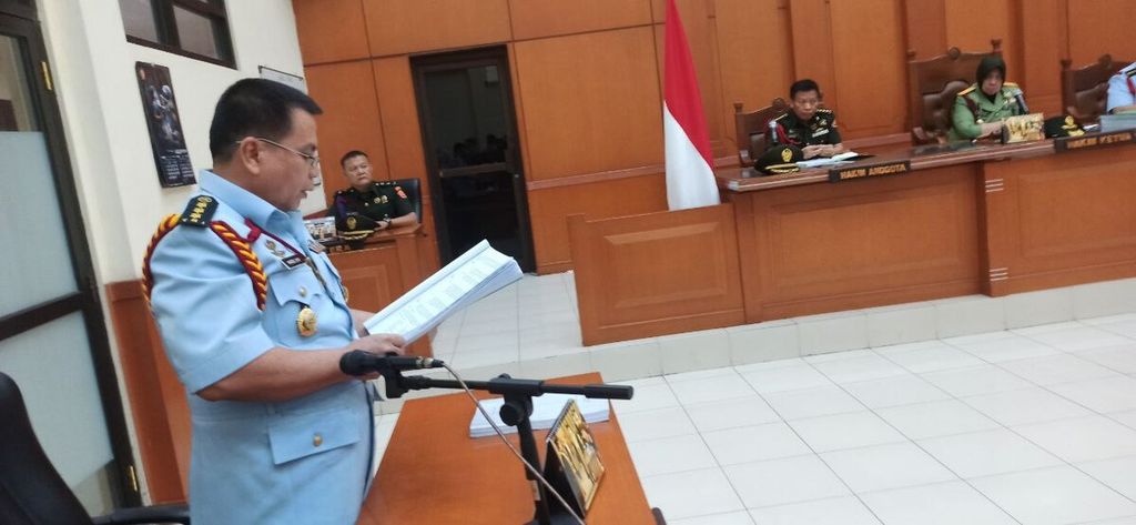 Oditur atau jaksa penuntut umum Kolonel (Sus) Wirdel Boy membacakan tuntutan dalam kasus dugaan pembunuhan berencana terhadap dua korban kecelakaan di Nagreg, Jawa Barat, di Pengadilan Militer Tinggi II Jakarta, Kamis (21/4/2022).