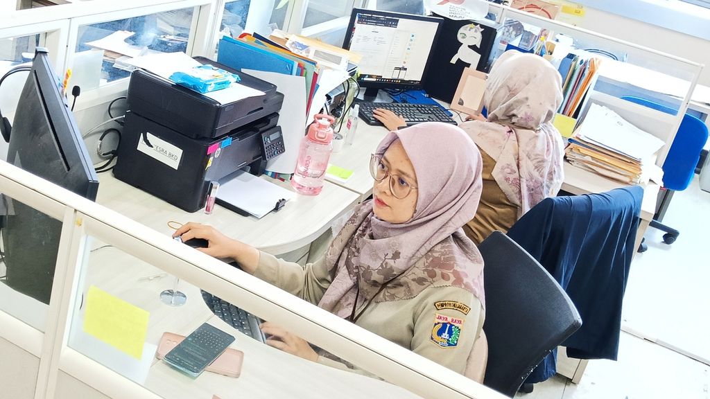 Pegawai Balai Kota DKI Jakarta tetap masuk dan bekerja di hari pertama masuk setelah libur Lebaran, Selasa (16/4/2024). Pemprov DKI Jakarta tidak memberlakukan WFH.