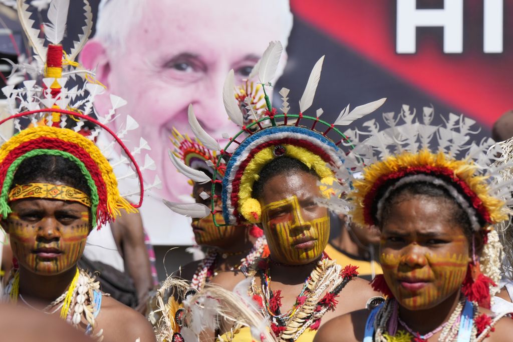 Peserta misa akbar yang dipimpin Paus Fransiskus di Port Moresby, Papua Niugini, pada Minggu (8/9/2024).