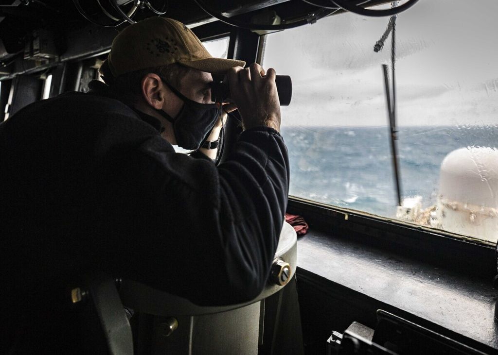 Personel Angkatan Laut Amerika Serikat memantau situasi di Selat Taiwan dari kapal perusak USS John S McCain, Rabu (30/12/2020).    