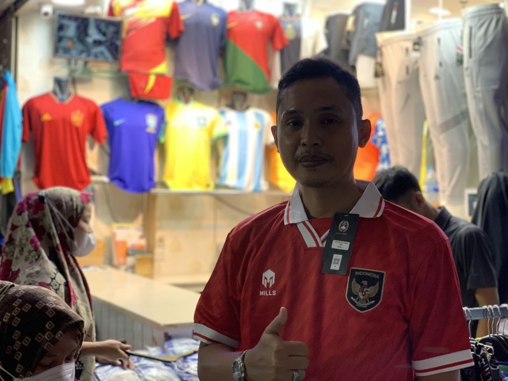 Azam (34), warga Jakarta yang membeli jersei Tim Nasional Indonesia di Pasar Tanah Abang, Jakarta, Minggu (27/11/2022). Jersei ini dibelinya untuk turut memeriahkan gelaran Piala Dunia 2022 yang berlangsung di Qatar.