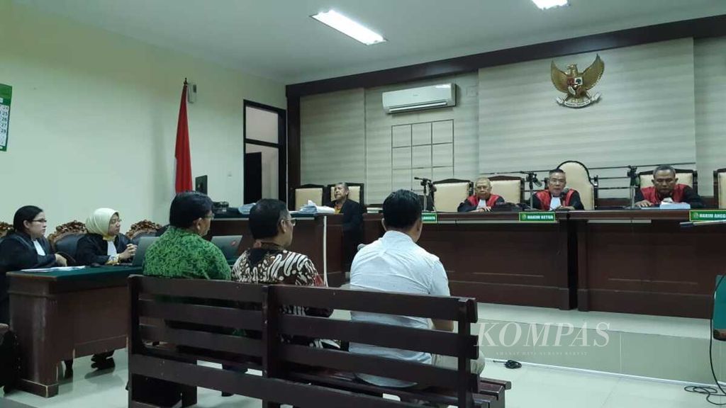 Sidang putusan korupsi terdakwa Bupati Tulungagung nonaktif Syahri Mulyo (tengah), Sutrisno (berbaju hijau), dan Agung Prayitno. 