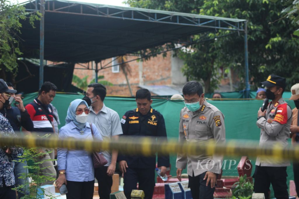 Petugas Forensik dari RS Bhayangkara M Hasan dan RS Mohammad Hoesin Palembang seusai mengotopsi jenazah AM di TPU Sei Selayur, Palembang, Sumatera Selatan, Kamis (8/9/2022). Proses ini dibutuhkan untuk memperkuat alat bukti.