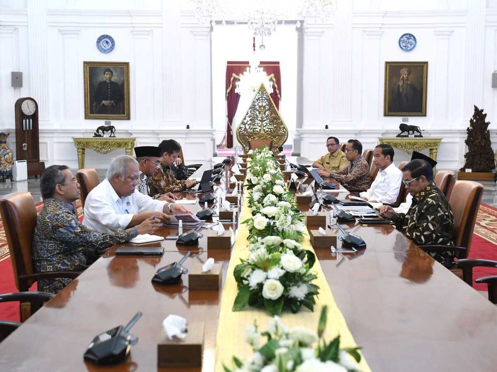 Rapat terbatas tentang TBC yang dipimpin Presiden Joko Widodo di Istana Merdeka, Jakarta, pada Selasa, 18 Juli 2023. Indonesia masih menjadi negara dengan pengidap tuberkulosis atau TBC terbesar kedua di dunia setelah India dengan jumlah kasus diperkirakan 969.000 per tahun.