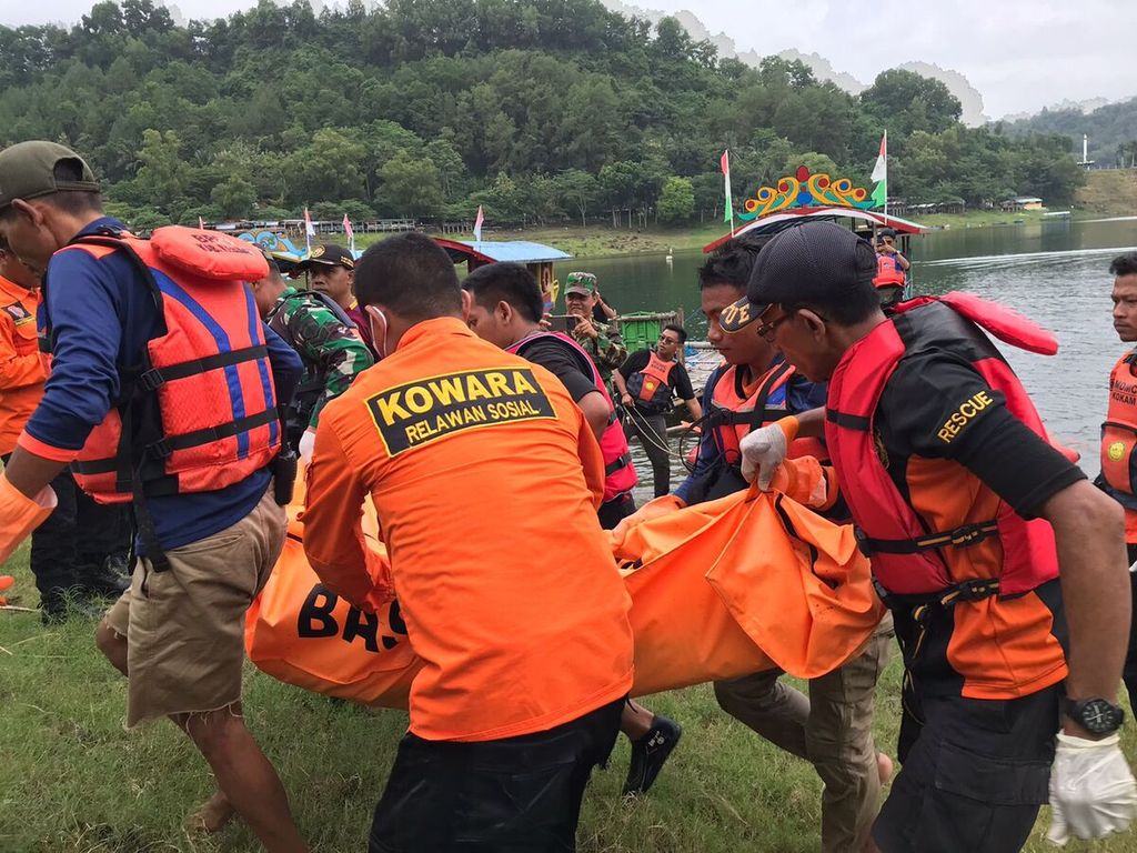 Tim SAR gabungan mengevakuasi jenazah pria tanpa identitas yang tenggelam di Waduk Sempor, Kebumen, Jawa Tengah, Senin (13/2/2023).