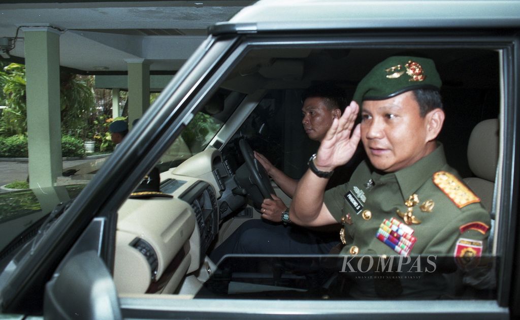 Pangkostrad Letnan Jenderal Prabowo Subianto memberi hormat dari dalam mobilnya ketika hendak meninggalkan kediaman Jalan Cendana, Jakarta, seusai bersama Komandan Jenderal (Danjen) Kopassus Mayor Jenderal Muchdi Purwoprandjono diterima Presiden Soeharto, Rabu (1/4/1998).